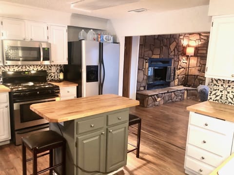 Charming kitchen w 2 seat island and breakfast nook that can seat 6 or more.