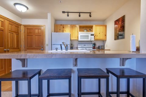 And additional Seating for 4 at the Kitchen Counter