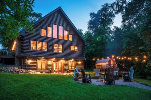 nwind by our enchanting outdoor firepit. Gather around this cozy haven, share stories, and relish the warmth as you bask in the breathtaking beauty of nature. The perfect spot for lakeside evenings and unforgettable moments.