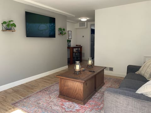 Living Room: relax and recharge after a day of exploring monuments and museums!
