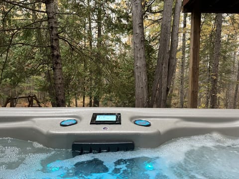 Change the light color on this 7 seater Viking Hot Tub to suit your mood.