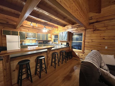 Seating for 6 at the kitchen peninsula