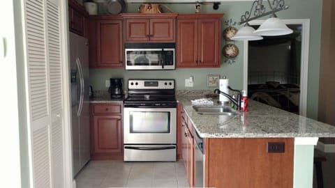 Stainless and granite kitchen. Clean and well equipped!