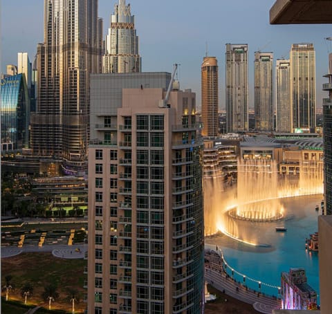 Stunning Views: Enjoy breathtaking vistas of the iconic Dubai Fountain from your balcony!