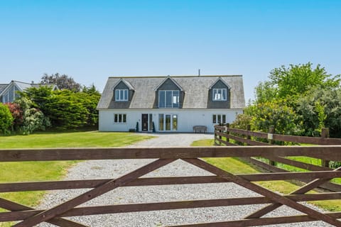 Welcome to Treveth Lowen, St Minver!