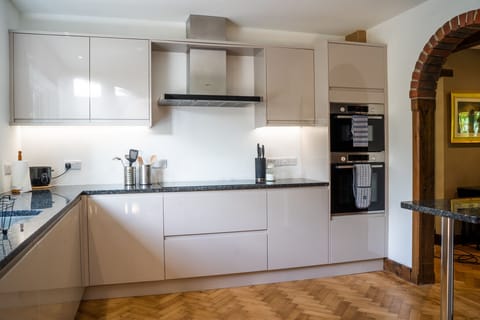 Modern kitchen (installed 2021) with large NEF Double Hob (90 cm)