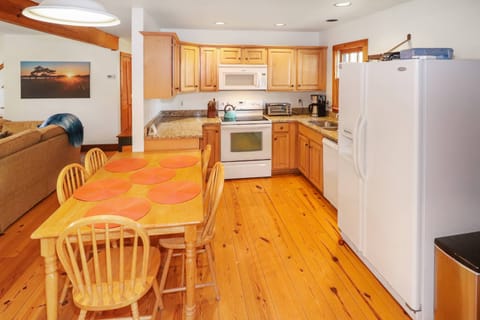 Dining Table/Kitchen