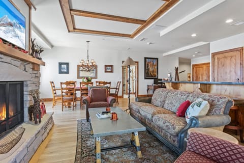 Home Decor, Indoors, Living Room, Furniture, Table