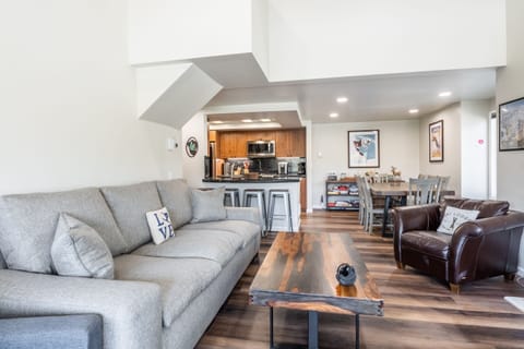 Living Room / Wood Burning Fireplace / Flat Screen TV / Dining Table / Kitchen Bar with 4 Stools