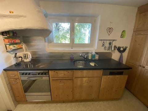 Tap, Cabinetry, Countertop, Kitchen Sink, Sink, Property, Plumbing Fixture, Building, Kitchen, Window