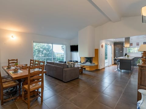 Table, Furniture, Wood, Living Room, Flooring, Floor, Building, Window, Couch, Real Estate