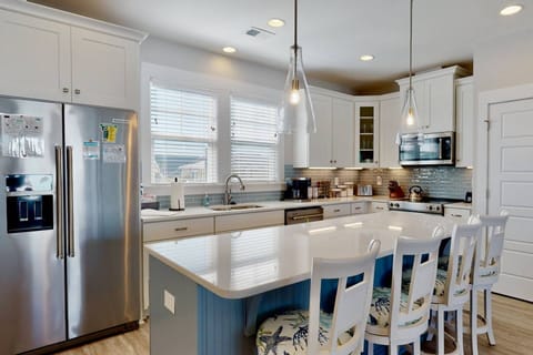 Spacious kitchen area with breakfast bar seating for 4.