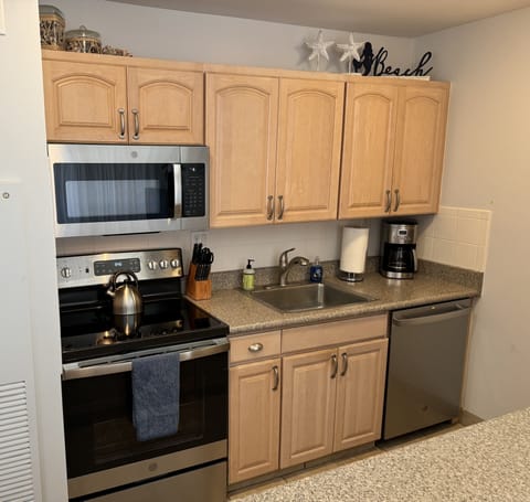 Fully equipped kitchen, dishwasher, coffee maker, toast and plenty of utensils  