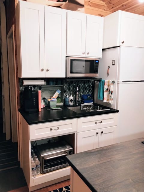 kitchen large sink, granite counters, microwave & full size fridge w/ freezer