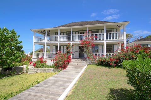 Grand 2BR 3BA Estate Home with Picturesque Views