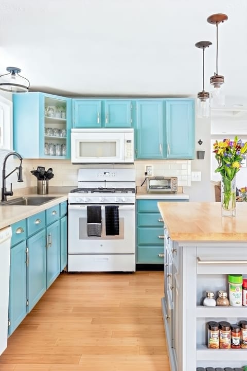 Large kitchen to entertain & enough cooking wares to cook a full course meal. 