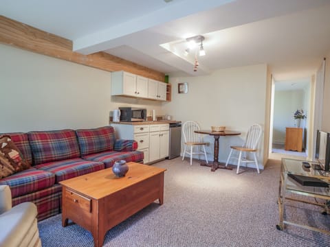 Attached 1BR apt/home office. Separate outside entrance.