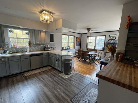 Open floorplan spacious kitchen and dining area
