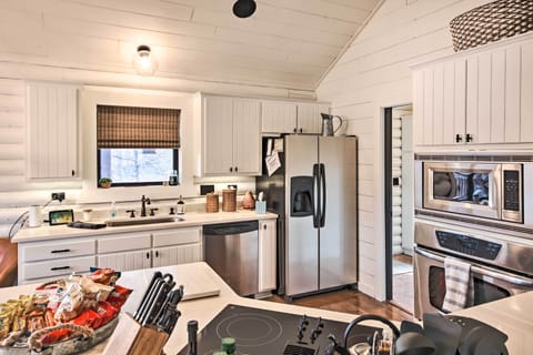 Fully Equipped Kitchen | Dishware & Flatware | Ice Maker