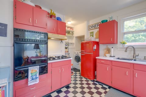 Kitchen | Cooking Basics | Washer & Dryer | Dining Nook