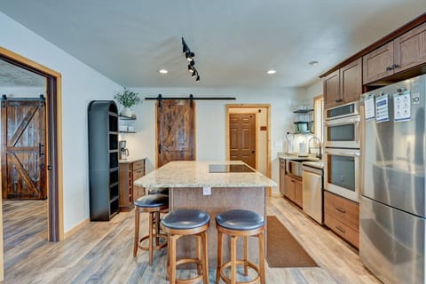 Kitchen - Share a meal at the island with seating for 6