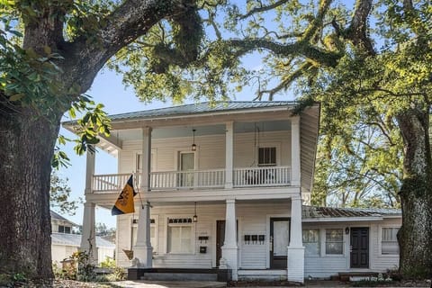 Bottom unit of main house with front porch and lovely outdoor swing!