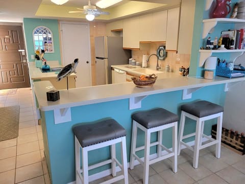 Kitchen Counter w/Barstools