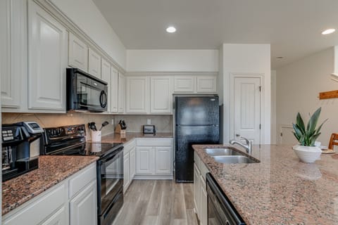 Well-equiped kitchen and coffee bar