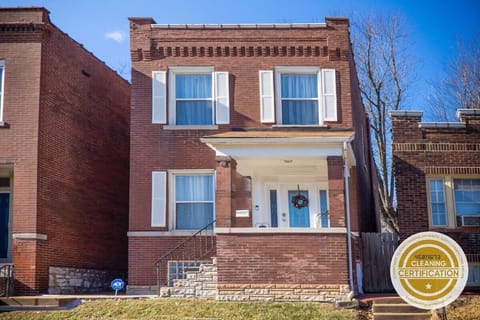This charming brick exterior, complete with traditional white shutters and a unique wreath, welcomes you to your peaceful getaway.
#HistoricDetails 