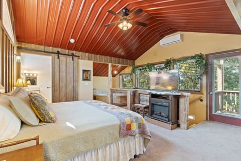 Adults only loft:1 King bed, fireplace, 2 person air massage tub & balcony 