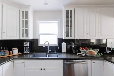 Two-sided sink and coffee bar