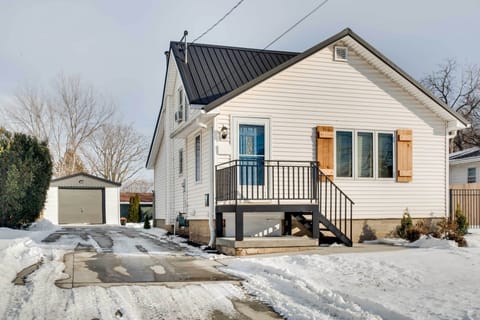 Knoxville Vacation Rental | 3BR | 2BA | 1,350 Sq Ft | Stairs Required