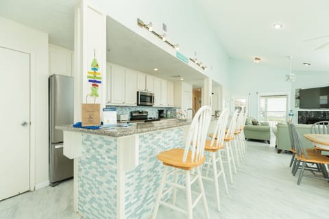 Grab a quick meal or enjoy your morning coffee at the large breakfast bar