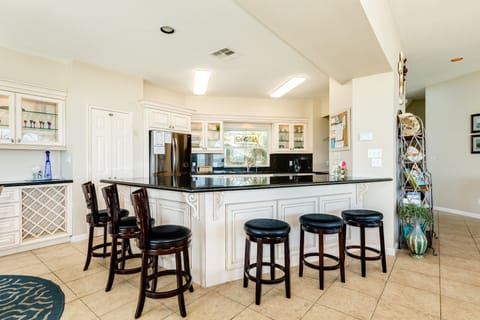 Large breakfast bar great for snacking or serving meals