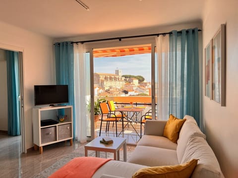 Spacious living room with access to balcony