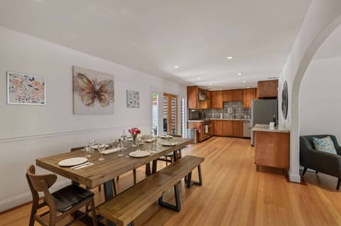 No obstacles between the kitchen and dining - yeah!