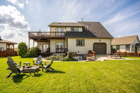 Fenced in backyard w/ hot tub, bbq & yard games