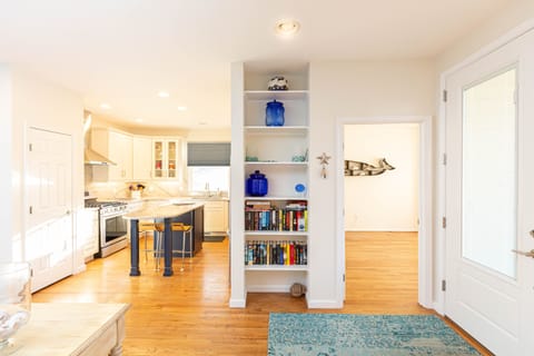 Entranceway view to Kitchen