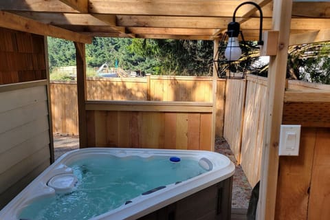 Our private, yet open to the view 3 person hot tub is just right thing after a long day of driving or hiking. Covered roof means that you can enjoy this during the raining months, and a dimmable light means enjoy it at night.. The outdoor shower is only a
