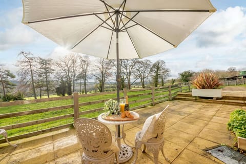 Oxbow Cottage Patio - StayCotswold
