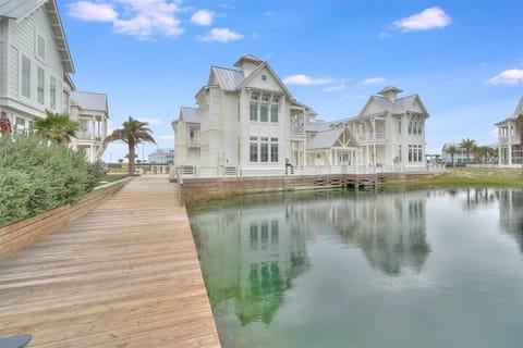 Lake View of Edgewater Escape