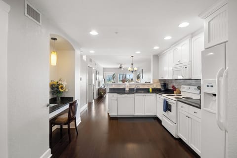 Kitchen, fully stocked with cooking/eating/drinking utensils