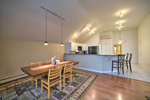 Dining Area | Breakfast Bar