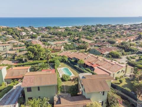 Sky, Daytime, Property, Building, Plant, Nature, Water, Azure, Window, Tree