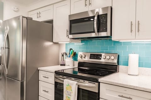 Right Villa | Beautiful Kitchen with Stainless Steel Appliances and Quartz Countertops