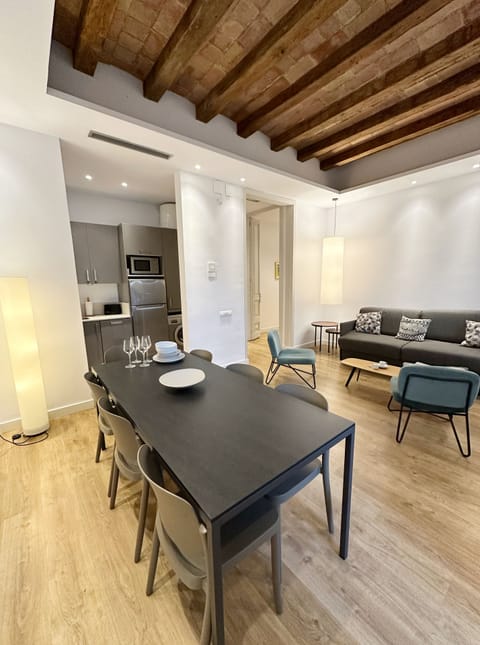 Open kitchen gives access to the living. Big table to enjoy meals! 