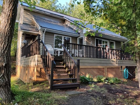 3 bedroom, 1.5 bath island cottage, with 850ft of private waterfront! 