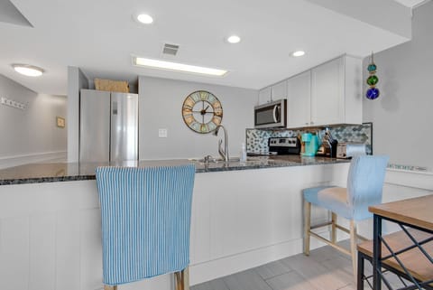 Kitchen has Eat in Bar