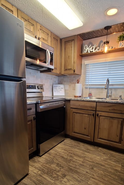 full kitchen with dishwasher