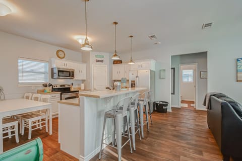Bar and fully stocked kitchen